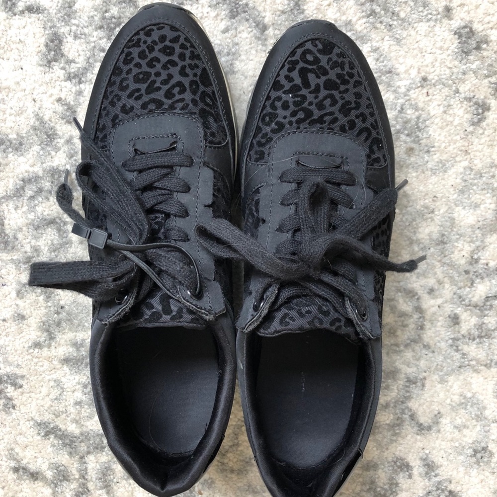 Black leopard tennis shoes